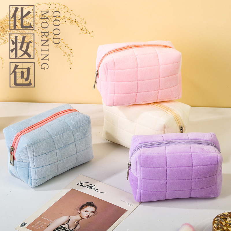 Furry Surface Cosmetic Bag Lux - đánh giá và giá High Luxury Skincare