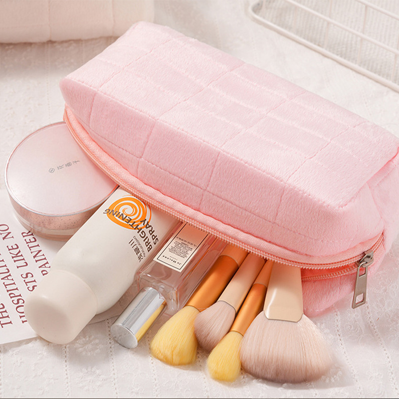 Furry Surface Cosmetic Bag Lux - đánh giá và giá High Luxury Skincare