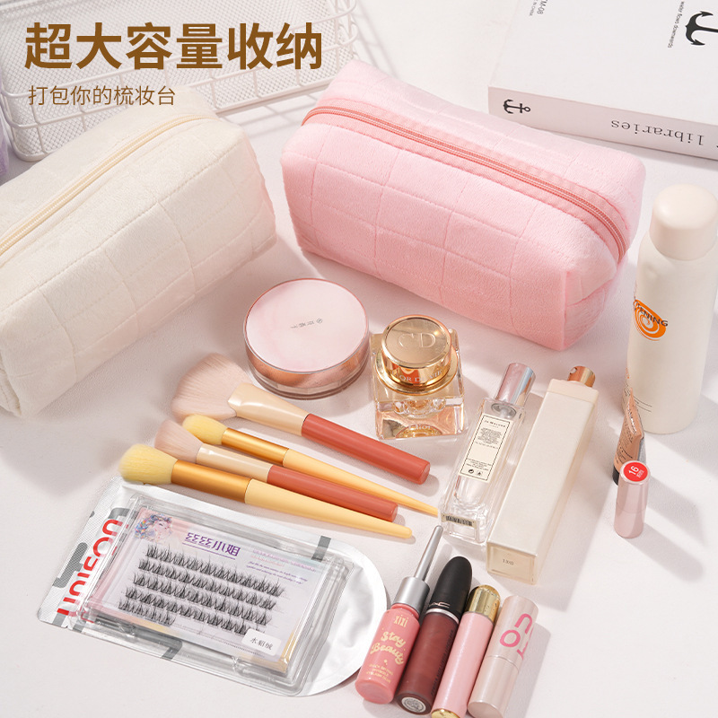 Furry Surface Cosmetic Bag Lux - đánh giá và giá High Luxury Skincare
